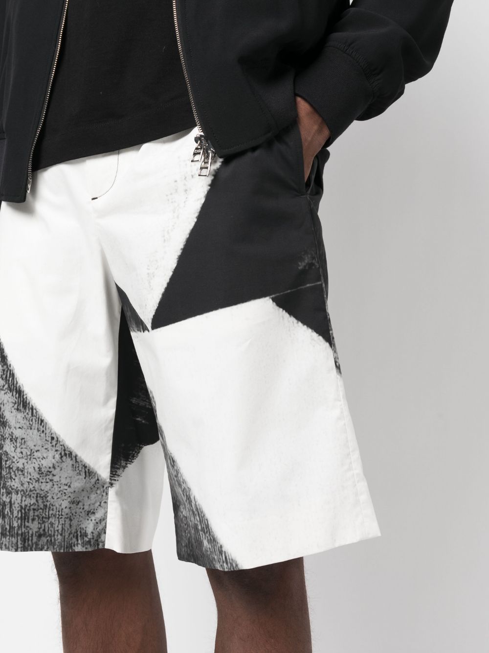 Alexander McQueen Alexander McQueen abstract-print cotton bermuda shorts